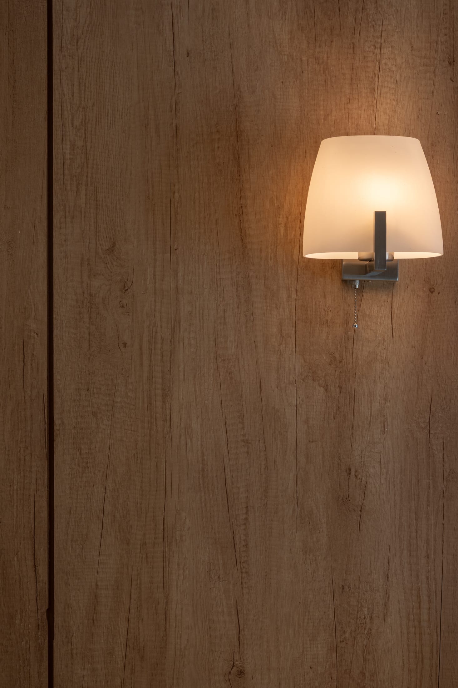 Detalle de iluminación sobre revestimiento de madera