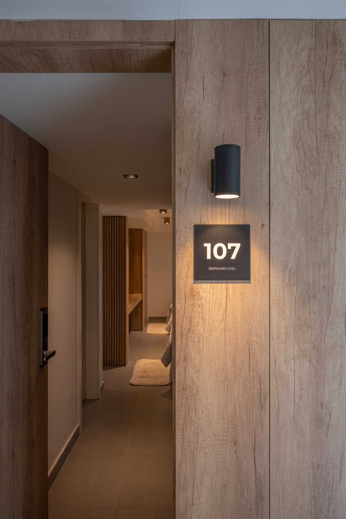 Acceso revestido en madera a la habitación 107