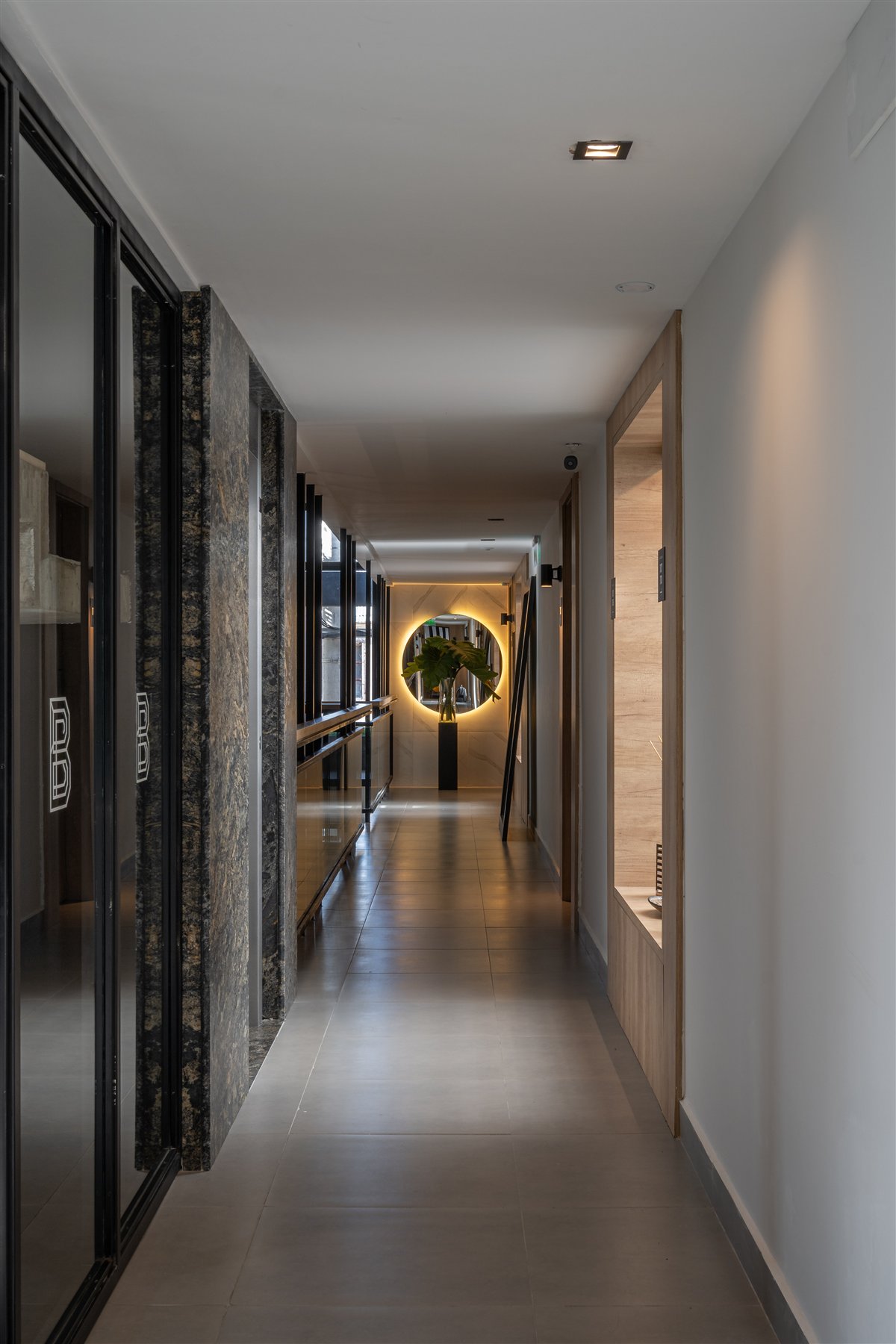 Pasillo interior con iluminación y detalles arquitectónicos