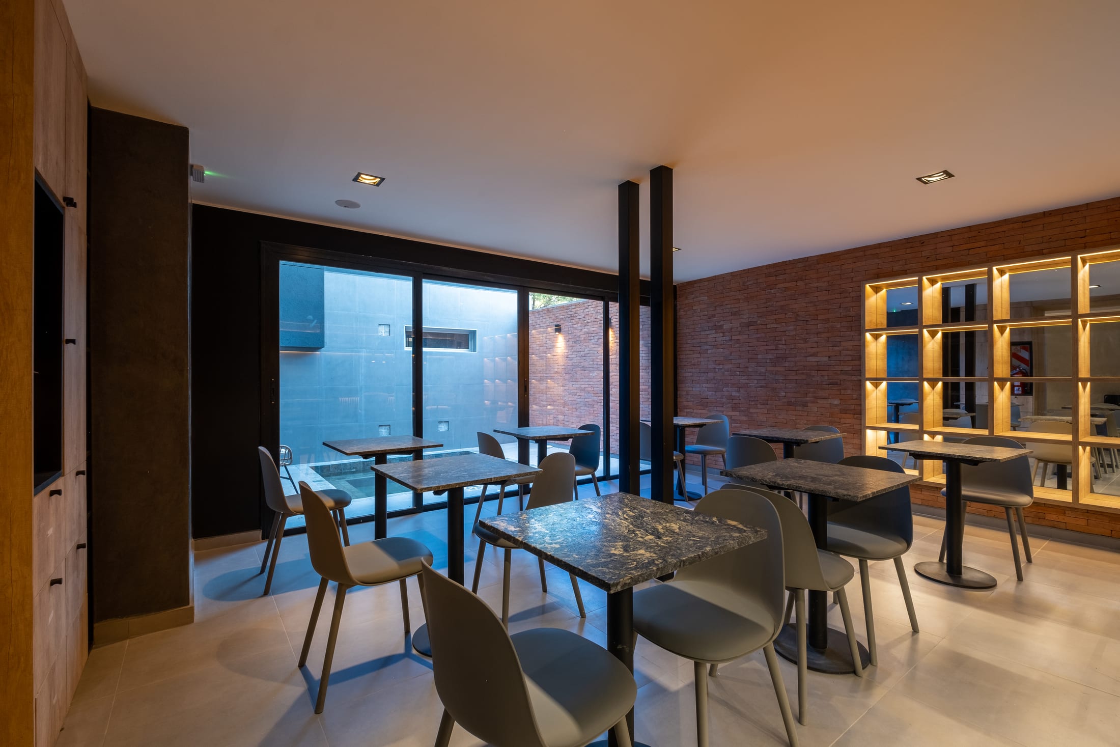 Salón de desayuno con vista al patio interior